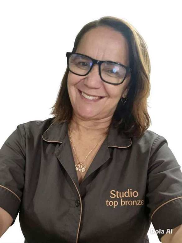 Profissional do Studio de Beleza Top Bronze